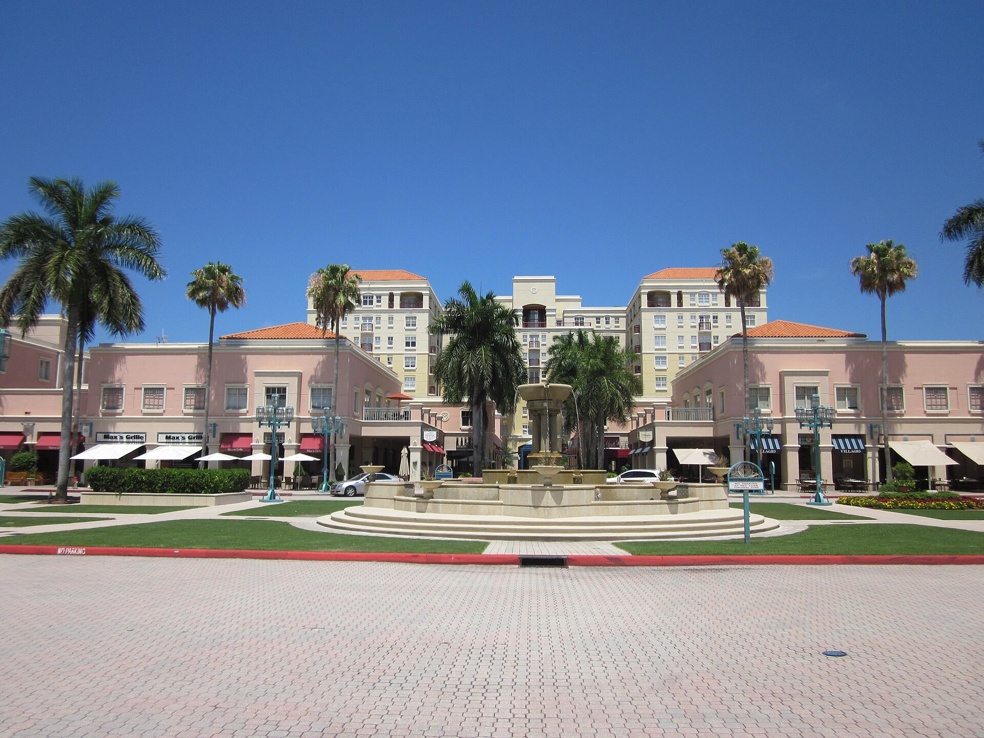 Mizner Park fountain and palm-lined pastel buildings in Boca Raton, Florida.